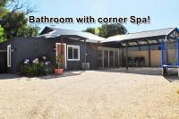B&B Victor Harbor - LUXURIOUS Couples Escape, SPA BATH, Netflix, NBN - Bed and Breakfast Victor Harbor