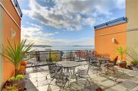 DT Designer's 2BR Condo Parking Tub Pool - 99 walk score - B&B