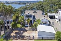 Seaside Serenity 4BR Modern Home - B&B