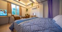 Zimmer mit Kingsize-Bett und Bergblick