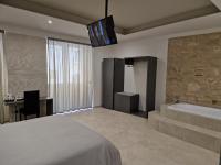 Zimmer mit Queensize-Bett und Whirlpool-Badewanne