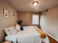The Burrow-Cozy 3 BDRM HM - Free Parking - Bed and Breakfast Waxahachie
