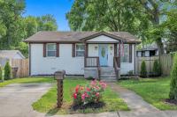 Single Story Pet Friendly Home, with Fenced Yard, Fire Pit, 5min to Downtown!! - Bed and Breakfast
