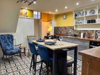 Unique Cardiff Centre couples retreat, 1 bed maisonette - B&B