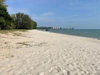 18pax GFloor 4R4B Dual-Key Doorstep To Beach, FREE BBQ Set, Wifi, 50" Smart TV - B&B