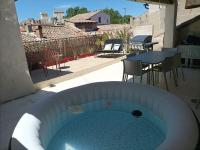 Maison intra muros, clim, terrasses avec vue sur palais jaccuzzi et garage - Chambres d'hôtes Avignon