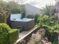 B&B Llanfair Caereinion - Bryntirion Farmhouse Apartment with Hot Tub - Bed and Breakfast Llanfair Caereinion