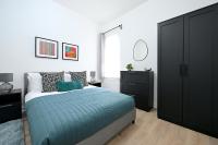 Bright & Large 3 Bed Flat in London - B&B London