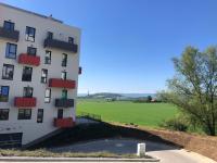 Kotlina Kłodzka - Rodzinny przestrzenny apartament dla 6 osób , 3 pokoje , 63 m , balkon , podziemny garaż FREE, z ładowarką dla elektryków - Chambres d'hôtes Kłodzko