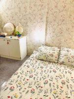 Chambre Lit Queen-Size avec Salle de Bains Commune