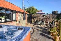 Tilly's, a two bedroom holiday retreat with hot tub and views of the pond - Chambres d'hôtes Barningham