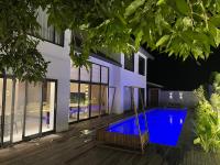 Looma Private Pool Villas - Bed and Breakfast Pantai Cenang