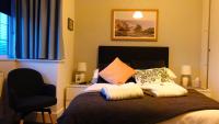 B&B Lymington - En-suite room, fridge microwave TV, great value homestay, near forest & sea - Bed and Breakfast Lymington