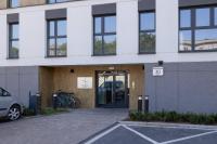 Charming Apartment with Parking in Katowice by Noclegi Renters - B&B