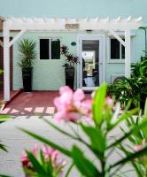 Wild Lotus Villa - Waterfront on Jolly Harbour - B&B Bolands