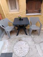 Newly renovated apartment next to the port - Chambres d'hôtes Mantoúki