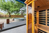 B&B Austin - Stylish 4BR with Infrared Sauna, Hot Tub and Cowboy Pool - Bed and Breakfast Austin