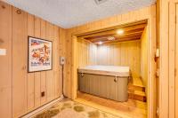 Half Mile to Ski Slopes Conway Condo with Hot Tub! - B&B North Conway