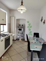 Holiday house by the lake - B&B Arona