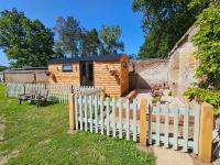 B&B Charlwood - Gatwick Hideaway Hut - Bed and Breakfast Charlwood