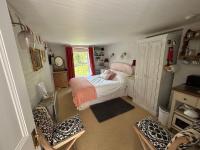 B&B Chichester - Cosy Cottage ground floor bedroom ensuite with private entrance - Bed and Breakfast Chichester