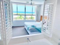 Azure Sea, Oceanviews, Wifi, 2 Pools + Gym - B&B