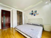 Zimmer mit Kingsize-Bett und Balkon