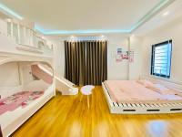 Zimmer mit Kingsize-Bett