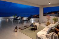 NEW! Seaview Villa ELZA with heated pool, summer kitchen, gym, seaviews - Bed and Breakfast Jesenice