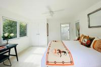 Habitación con cama grande y vistas al jardín