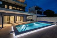 Villa Bay II near Medulin for 9 people with heated pool - playground & whirpool only 100 meters from the beach - Chambres d'hôtes Banjole