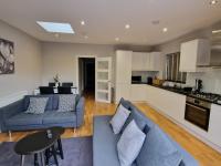 New! Lovely 2 Bed Serviced Apartment with free parking - B&B