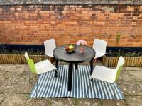 Central Bedford FREE Parking & Private Garden& Conservatory Perfect for large group of people - Chambres d'hôtes Bedford