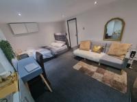 B&B Leeds - A Cosy Deluxe Size Studio With Queen size and Sofa Bed - Bed and Breakfast Leeds