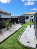 Petite maison neuve proche du lac - Bed and Breakfast