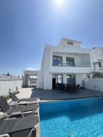 Hubstay - Seaview Villa Oriana in Larnaca, 10 min Walk to the Beach - B&B Larnaka