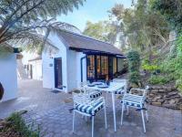 Habitación con cama extragrande y vistas al jardín 