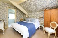 Habitación con cama extragrande.