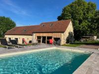 Gîte luxueux avec piscine, spa, jardin et équipements de loisirs à Sargé-lès-le-Mans - FR-1-410-437 - B&B Sargé-lès-le-Mans