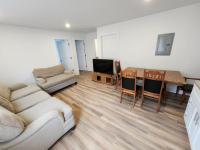 Beautiful beachside, newly renovated apartments just half a block from beach 2 bedroom - B&B