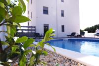 Seaside Serenity "Earth" with pool, 150m from sea - B&B Sukošan