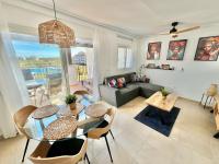 Stunning apartment with a beautiful pool/lake view - B&B Sucina