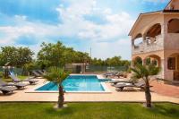 Villa Zora, beautiful modern villa in a village near the sea - B&B Trget