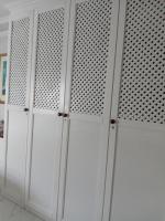 Zimmer mit Kingsize-Bett und Gartenblick. 