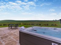 2 Bed in St Andrews 94606 - B&B