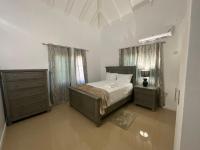 Tropical Villa at Lakeside View - B&B Salisbury