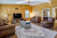 Serene Logan Retreat w/ Hot Tub & Stargazing Dome - Chambres d'hôtes Logan