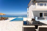 Seaview Haven with Pool by the beach - B&B