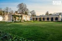 Arcadian Manor with Indoor Pool Indoor-Outdoor Games at Varanasi by StayVista - B&B