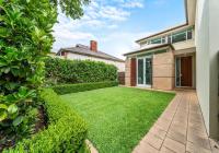 Stylish Home, Family - Walk to Pub,Cafes, 1KM CBD! - B&B